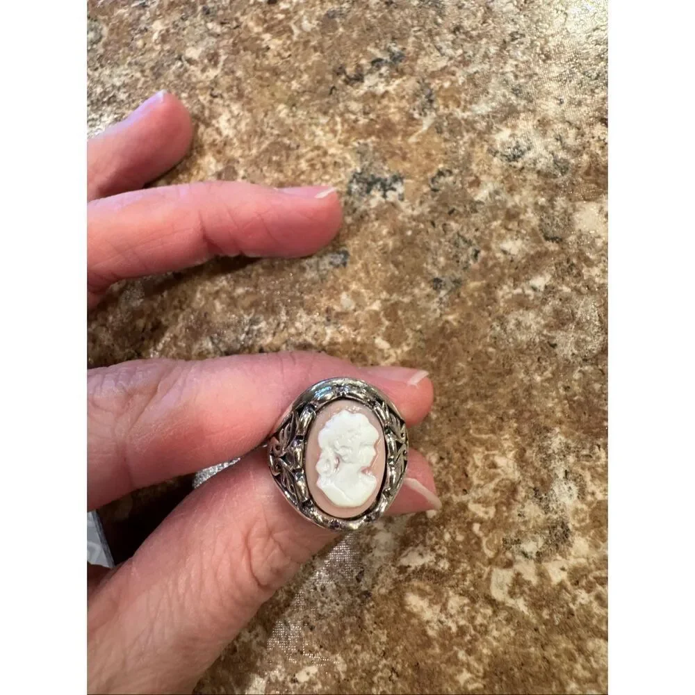 Woman’s cameo ring size 6 with jewelry storage bag